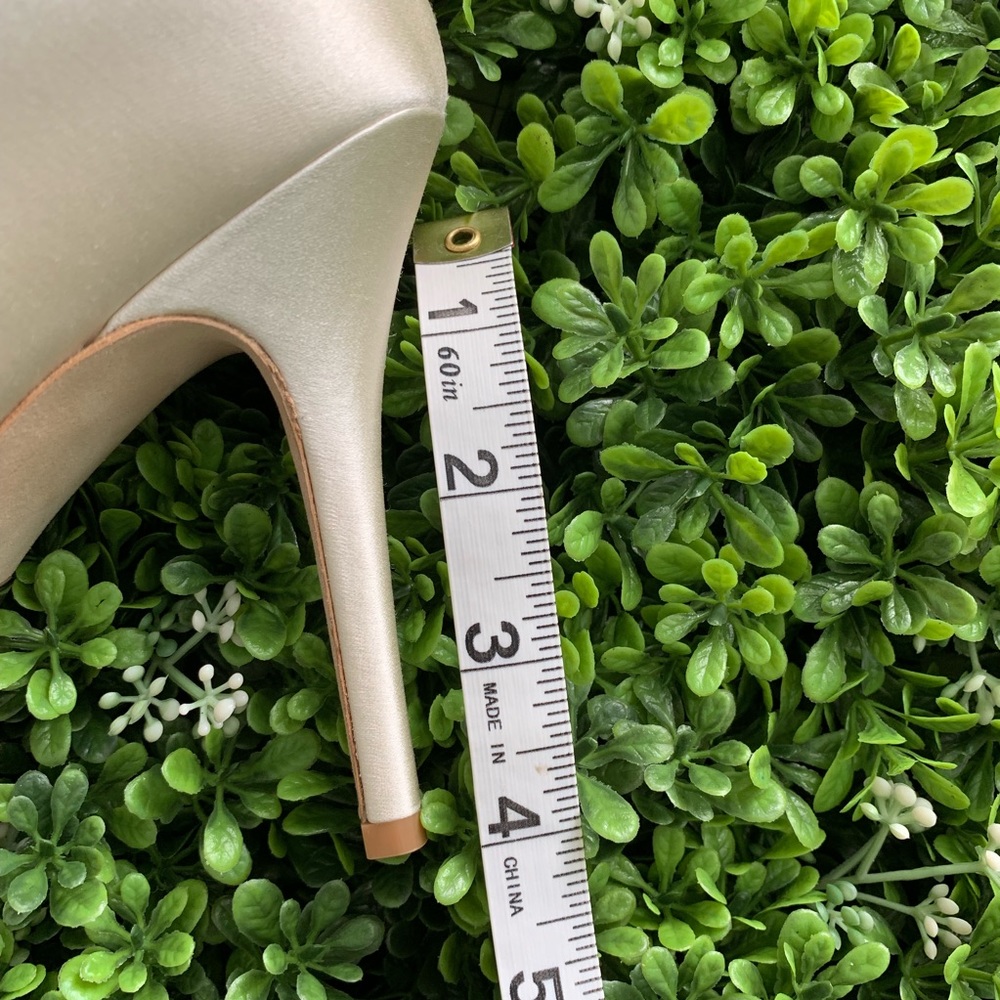 {Badgley Mischka} Giana Ivory Satin Wedding Heels - Picture 5 of 8